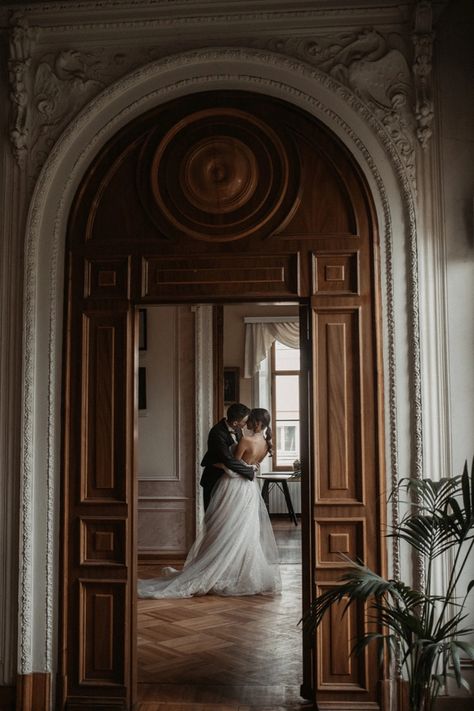 Classic Bridal Shower, Romantic Pics, Pose Pengantin, Wedding Fotos, Martin House, Wedding Portrait Poses, Tropical Bridal, Wedding Picture Poses, Shot List