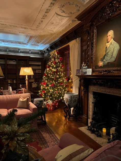 Chatsworth Christmas, Christmas Tree Inspo, Castle Christmas, Royal Christmas, Blue Christmas Tree, Classy Christmas, Cosy Christmas, St Moritz, Old Christmas