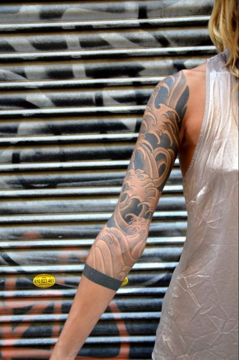 Beautiful simplistic asian half sleeve Velociraptor Tattoo, Tattoo Wave, Mangas Tattoo, Muster Tattoos, Nautical Tattoo, Japanese Waves, Japanese Sleeve, Japanese Tattoos, 1 Tattoo