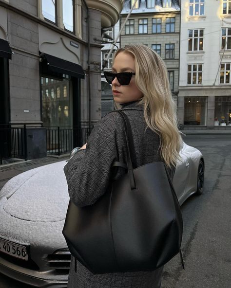 Old Money Bags, Black Bag Outfit, Polene Bag, Classic Leather Tote, Denmark Copenhagen, Money Bags, Cute Gym Outfits, Modern Bag, Vintage Crossbody Bag