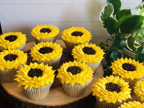 Cow And Sunflower Birthday, Birthday Party Paper Decorations, Sunflower Cupcakes, Sweet 15 Party Ideas Quinceanera, Sunflower Cake, Baby Shower Sweets, Sunflower Party, Sunflower Baby Showers, Cupcake Cake Designs