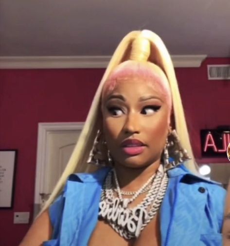 Celebrity Reaction Pics, Shocked Reaction, Niki Minaj Reaction Pic, Nicki Reaction Pic, Niki Manaj Funny Pfp, Nicki Minaj Funny Faces, Nicki Mood Faces, Niki Minaj Quotes Funny, Floptropica Pfp