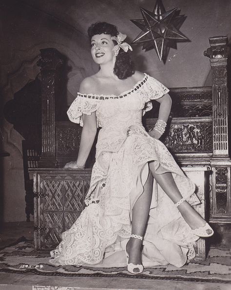 Mexican Vintage. I love the dress. 50s Mexican Fashion, 1920s Mexican Women, 1930s Mexican Fashion, 1920s Mexican Fashion, Mexican 70s Fashion, 1950s Mexican Fashion, Vintage Mexican Wedding Dress, 90s Mexican Fashion, Vintage Mexican Fashion