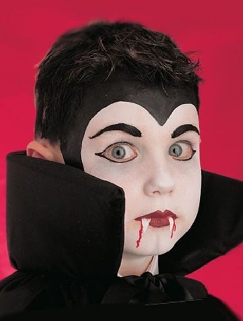 DIY : DRACULA le vampire - 4 tutos pour enfant Boy Vampire Makeup, Dracula Face Paint, Frankenstein Face Paint, Kids Vampire Makeup, Dracula Makeup, Vampire Face Paint, Easy Halloween Face Painting, Vampire Face, Face Painting For Boys