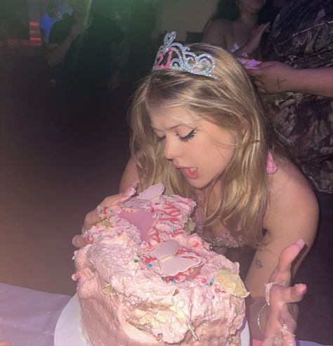 Birthday girl 21 #birthday #girl #princess #21 #queen #iamgia #cake #sparkle #crown Birthday Tiara Aesthetic, Birthday Crown Aesthetic, Princess Crown Aesthetic, 21 Birthday Aesthetic, 21st Birthday Crown, Birthday 21, Y2k Princess, Chappel Roan, Crown Aesthetic