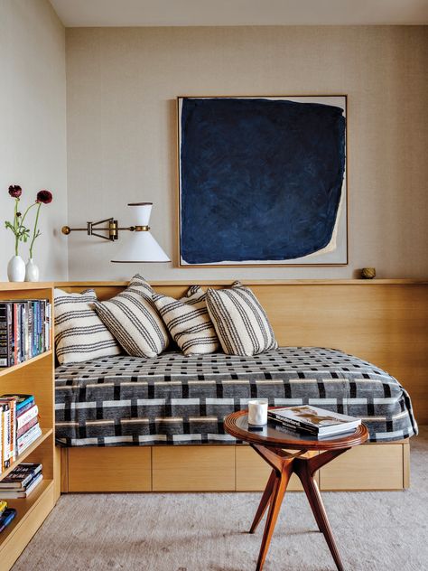 Pillows in Larsen’s Bautista fabric from Cowtan & Tout and a Sacco Carpet floor covering accent the study’s built-in daybed and shelving. The design team sourced the side table and Kobis & Lorence wall sconce from 1stdibs. Kim Fonder artwork hangs against Aesthetics Wallcoverings’ Camden linen. Window Daybed, Daybed Office, Wall To Wall Carpet Ideas, Daybed Styling, Home Office With Daybed, Guest Bedroom Office Ideas, Bed Against Wall, Office With Daybed, Daybed Styles