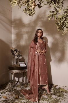 Rose Gold Indian Outfit, Tissue Material Dress, Tissue Gown Design, Tissue Suits Design Pakistani, Tissue Dress Designs, Salwars Design, Tissue Suit, Rose Gold Outfit, Dholki Night