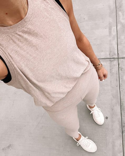 Feminine Gym Clothes, Running Outfit Spring, Neutral Workout Outfits, Gym Workout Outfits For Women, Womens Gym Outfits, Yoga Outfit Ideas, Running Inspo, Cute Running Outfit, Sneakers Workout