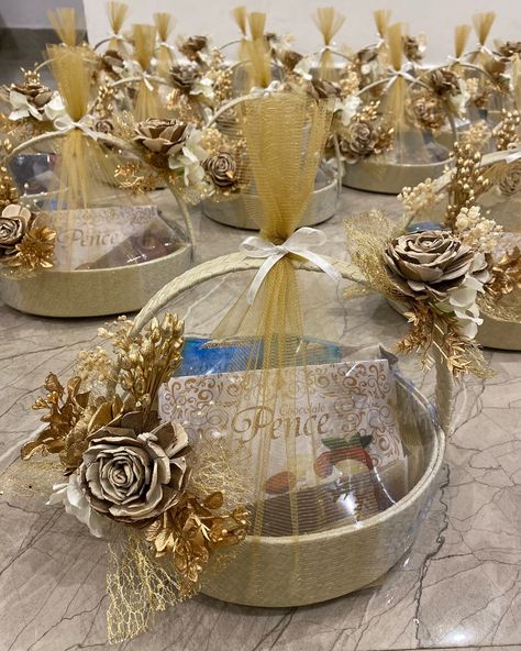 Elegance wrapped with love! Our luxe gift baskets adorned with delicate floral decor are perfect for every special occasion. Elevate your gifting game with Humsa’s curated luxury touches. 🎁✨ #HumsaGifting #LuxeBaskets #ElegantGifts #LuxuryGifting #FloralDecor #GiftWithStyle #HumsaElegance #GiftIdeas #OccasionReady #FloralLuxury #ExquisiteGifting #CelebrateWithHumsa Luxury Gift Basket, Ramadan Gifts, Idul Fitri, Luxe Gifts, Gift Basket, Pita, Floral Decor, Gift Baskets, Ramadan