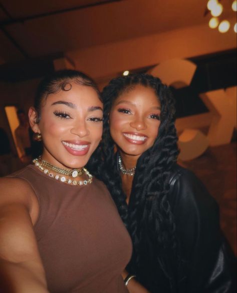 Jasmine Brown with Halle Bailey Hale Bailey, Bailey Sisters, Chloe And Halle Bailey Photoshoot, Halle Bailey And Dog, Halle Bailey Singing, Halle Bailey Twitter, Halle Bailey Little Mermaid Premiere, Jasmine Brown, Kids Singing