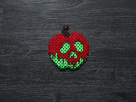 Apple Perler Beads, Hama Beads Halloween, Halloween Perler, Melt Beads Patterns, Modele Pixel Art, Hamma Beads Ideas, Easy Perler Bead Patterns, Pearl Beads Pattern, Easy Perler Beads Ideas