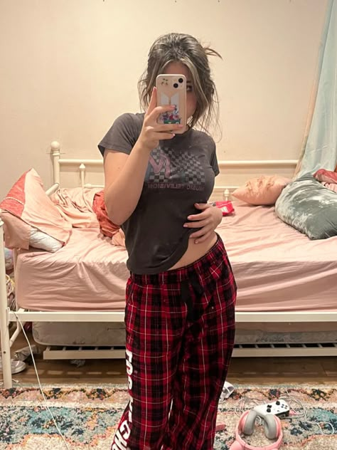 Red Plaid Pajama Pants Outfit, Pj Aesthetic Outfit, Pj Fits For School, Flannel Pants Outfit, Pj Pants Aesthetic, Caro Pants, Cute Pj Outfits, Pajama Pants Outfit, Aesthetic Plaid