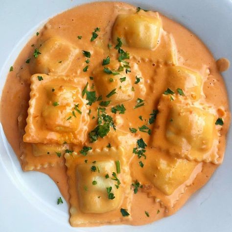 NYC Food on Instagram: “Cheese ravioli with pink sauce 🤩 Credit: @innycsite  #NYC🍴” Fat Burger, Pink Sauce, Homemade Ravioli, Cheese Ravioli, Work Tomorrow, Childrens Birthday Cakes, Nyc Food, Creamy Pasta, Food Goals