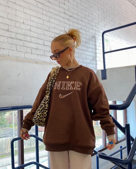 All Posts • Instagram Nike Jumper Outfit, Brown Crewneck Outfit, Brown Jumper Outfit, Nike Sweatshirt Outfit, Jumper Aesthetic, Sweatshirts Aesthetic, Trendy Jumpers, Crewneck Outfit, Nike Jumper