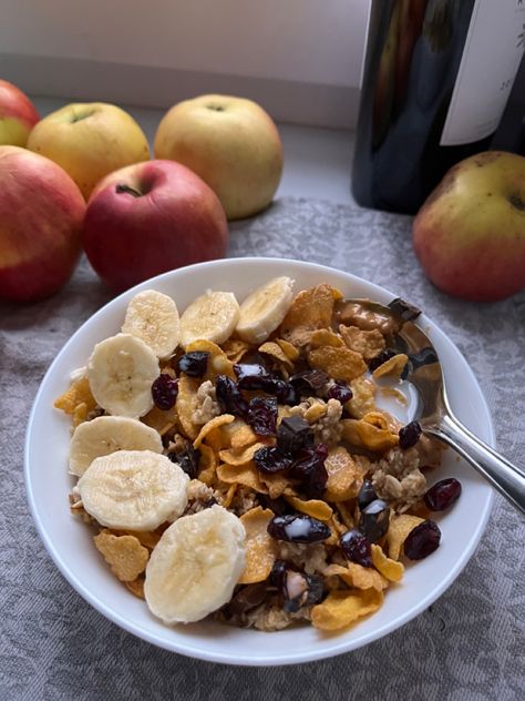 healthy meal it girl Cereal With Fruit, Low Cortisol, Healthy Breakfast Food, Delicious Healthy Breakfast Recipes, Fiber Cereal, Healthy Cereal Breakfast, Delicious Healthy Breakfast, Fruit Cereal, Fruit Chocolate