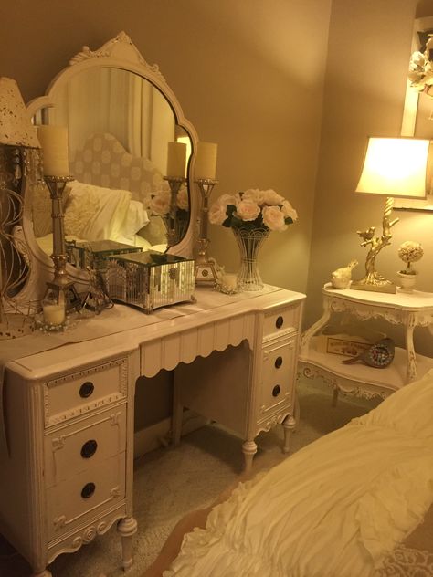 Pearl White Bedroom, Vanity Ideas Bedroom Small Simple, Coquette Dresser Aesthetic, Bedroom Aesthetic Dresser, Bedroom Dresser Aesthetic, Conquete Aesthetic Room, Girly Vintage Bedroom, Coquette Nightstand, Coquette Dresser