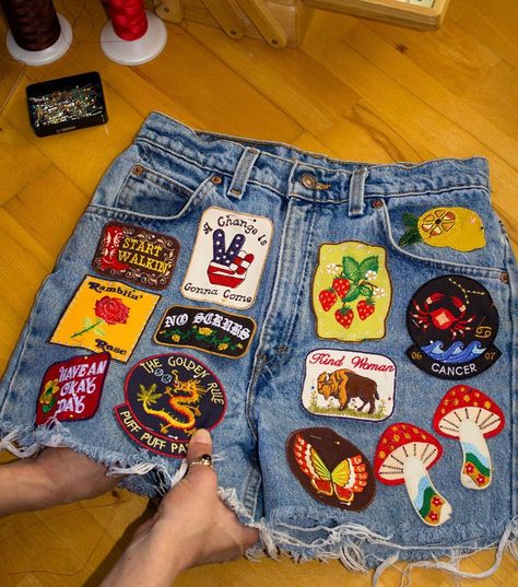 Iron On Patch Ideas Clothes, Denim Patches Diy, Patched Jeans Diy, Shorts With Patches, Patch Ideas, Patch Pants, Cool Denim, Patches Shirt, Diy Sweatshirt