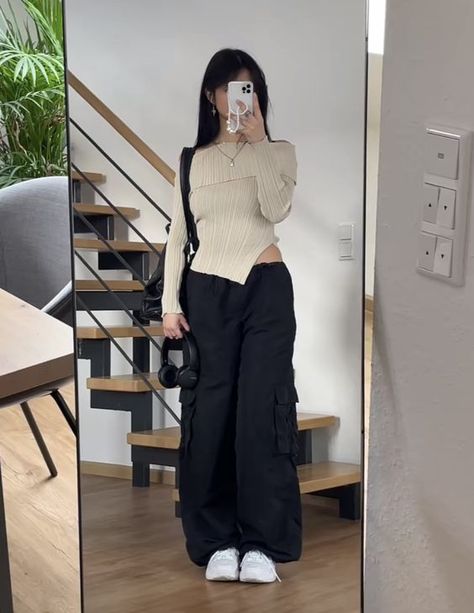 Minimal Y2k Outfits, Fall Acubi Outfits, Boba Date Outfit, Korean Street Style Aesthetic, Birthday Fits Casual, Korean Fall Fashion, Sleeves Outfit, Cargo Pants Outfit, Asian Outfits