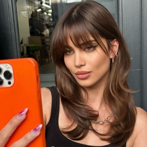 Fringe 2024, Face Framing Layers Wavy Hair, Old Money Hair Color, Mid Length Hair With Bangs, Tanned Girls, Brown Hair Bangs, Layered Hair With Bangs, Brown Hair Inspo, Night Beauty