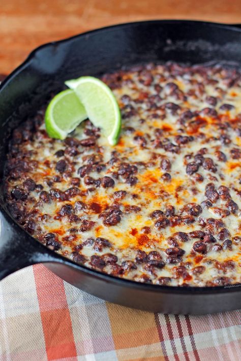 Cheesy Spicy Black Bean Skillet - Emily Bites Black Bean Skillet, Meatless Chili, Emily Bites, Comfort Food Recipes, Vegetarian Chili, Meatless Meals, Bean Recipes, Mexican Dishes, Black Bean