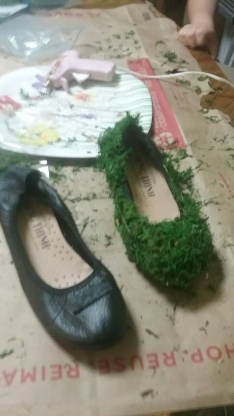 Woodland Fairy Shoes, Moss Covered Shoes, Plus Size Cosplay Fairy, Diy Fairy Shoes How To Make, Leaf Shoes Diy, Wood Fairy Costume Women, Ren Faire Fairy Accessories, Fairy Garden Costume Ideas, Ren Faire Costume Mushroom