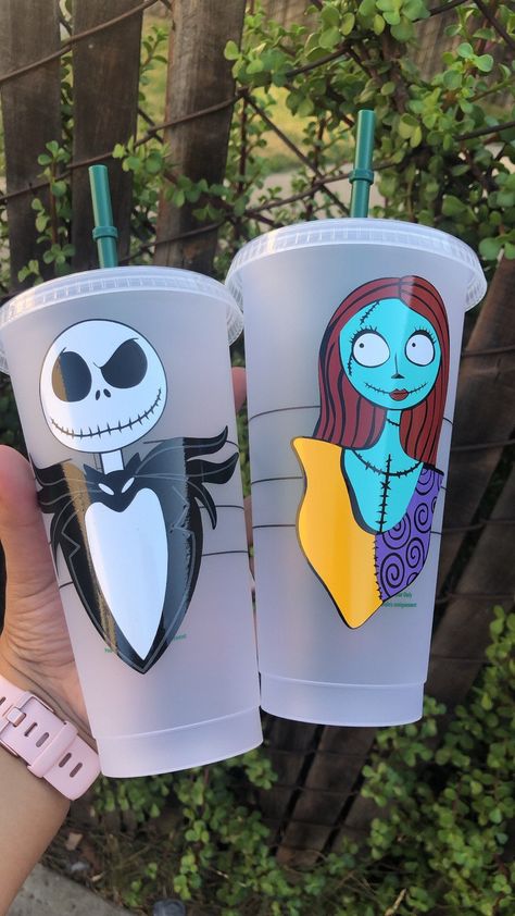 Christmas Cup Ideas, Cups Starbucks, Disney Keychain, Bff Matching, Tumbler Halloween, Christmas Cups, Sally Nightmare, Sally Nightmare Before Christmas, Easter Bows