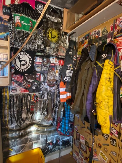 Punk Rooms, Punk Interior, Punk Rock Room Aesthetic, Skate Bedroom, Diy Grunge Room Decor Punk Rock, Grunge Punk Room Aesthetic, Punk Rock Room, Punk Bedroom Aesthetic, Punk Room Decor