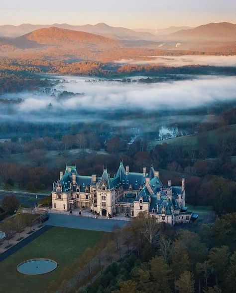 The majestic Biltmore Estate • Thanks for the tag 📸@wherezabdul • #biltmore #biltmoreestate #asheville #ashevillenc #northcarolina… Biltmore House, Senior Trip, Biltmore Estate, Character Home, Asheville North Carolina, Asheville Nc, Asheville, Special Places, The South