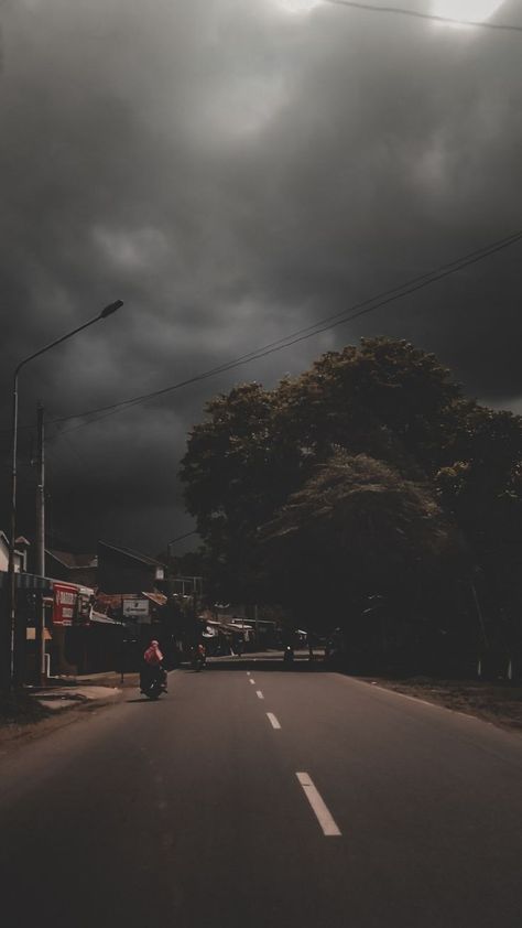 Barish Ka Mausam, Mindset Therapy, Boy Blurred Pic, Blurred Background Photography, Cool Pictures For Wallpaper, Night Landscape, Beautiful Locations Nature, Aesthetic Photography Nature, Phone Wallpaper Images