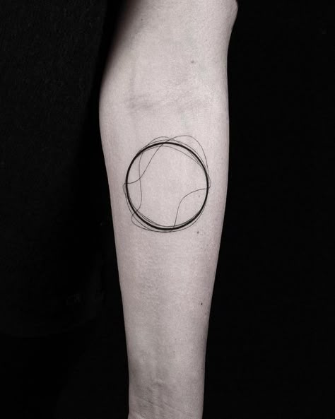 NYC's Top Tattoo Artist Reveals the Ink Everyone Has Been Getting in 2019|#tattoo #handtattoo #tattoos #tattooartist 192 Dr Tattoo, Circle Tattoos, Circle Tattoo, Handpoke Tattoo, Tattoo Graphic, Inspiration Tattoos, Line Work Tattoo, Line Art Tattoos, Top Tattoos