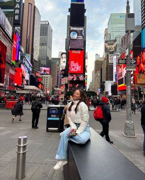 Nee York Outfit, Nee York Picture Ideas, Instagram New York Pictures, Poses In New York City, Iconic New York Pictures, Poses For Pictures Instagram New York, Insta Photo Ideas New York, Poses For New York, Manhattan Picture Ideas