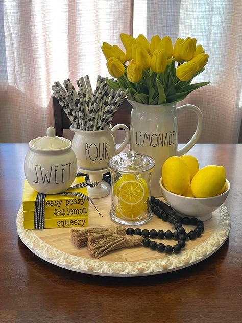 Kitchen Lemon Decor Ideas, Lemon Themed Kitchen, Lemon Centerpieces, Sunflower Table, Summertime Decor, Lemon Kitchen Decor, Summer Living Room, Yellow Kitchen Decor, Kitchen Table Centerpiece