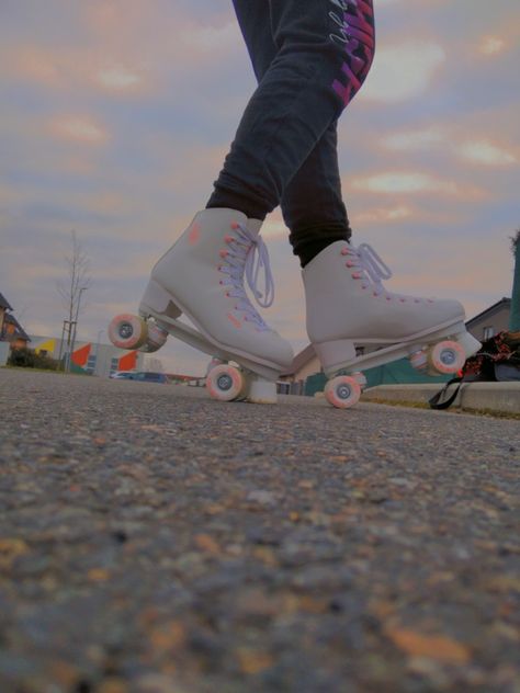 Roller Skate Wallpaper, Roller Skating Wallpaper, Roller Skating Pictures, Roller Skates Workout, Skating Pictures, Skating Aesthetic, College Aesthetic, Roller Skate, Roller Skates