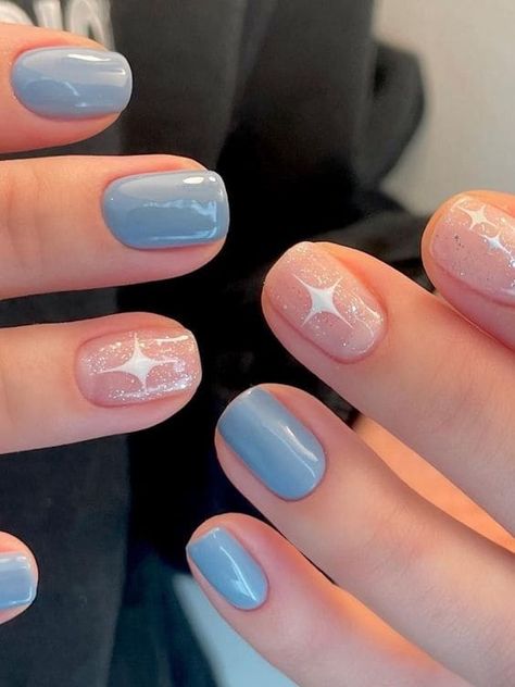 Winter Nails Polish, Blue Short Winter Nails, Nails Art Blue Designs, Gel Nail Designs Short Nails Winter, Blue Winter Nail Designs Simple, Easy Nail Art Winter, Winter Themed Nails Short, Blue Winter Nail Designs Short, Simple Nail Designs For Winter