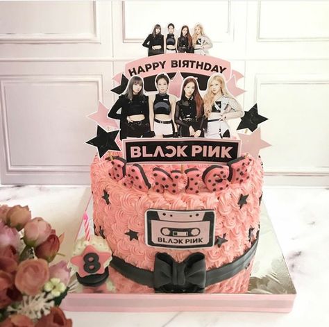 Jisoo Birthday Cake, Blackpink Cake Ideas, Pastel Blackpink, Jisoo Hello Kitty, Jisoo Birthday, Blackpink Cake, Blackpink Birthday, Lightstick Decoration, Birthday Cake Roses