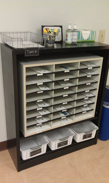 Diy Classroom Storage Ideas, Classroom Decor Must Haves, Simple Elementary Classroom Decor, Classroom Or Desk Organization Ideas, Microschool Classroom, Elementary School Classroom Design, Classroom Mailbox Ideas, Classroom Set Up Ideas Layout, Classroom Diy Ideas