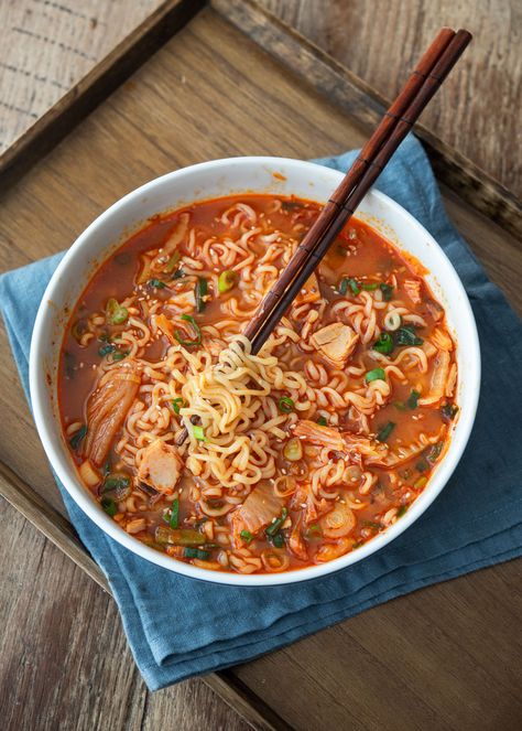 Kimchi Ramen Soup, Ramen With Kimchi, Kimchi Ramen Recipe, Kimchi Soup Recipe, Ramen Kimchi, Kimchi Noodles, Kimchi Ramen, Korean Chili Flakes, Korean Ramen