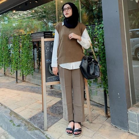 Fina🌻 on Instagram: “just me again. ____ kemeja + vest nya dari @sinme.id ✨” Hijabies Outfit, Ootd Vest, Pose Ootd, Conservative Outfits, Vest Knit, Outfit Korean, Hijab Style Casual, Hijab Ootd, Style Hijab