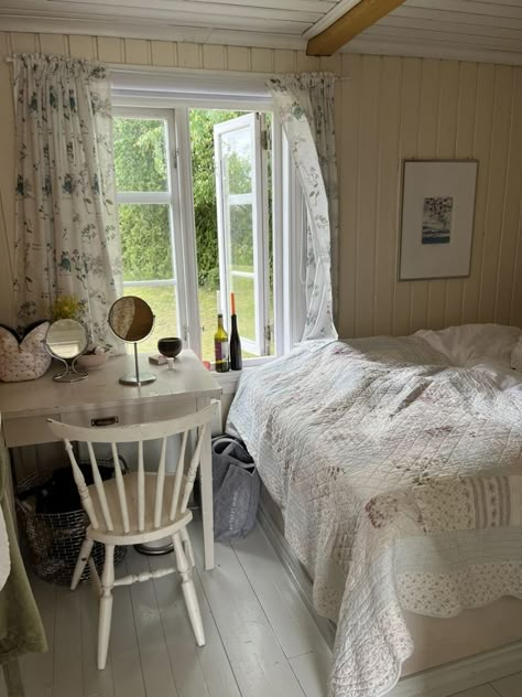 Sweden House Interior, Coastal Granddaughter Apartment, Summerhouse Bedroom, Cute Aesthetic Rooms, Cozy Bedroom Ideas, White Picket Fence, Sopot, Redecorate Bedroom, Aesthetic Rooms