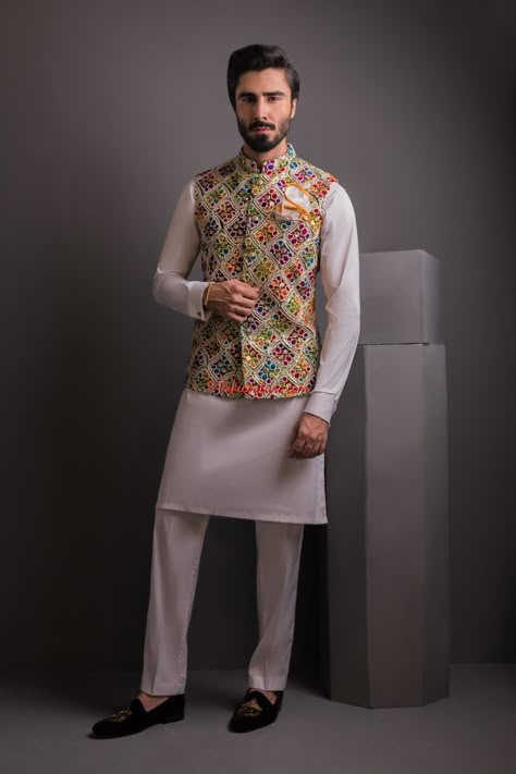 Mehndi Groom Outfit Pakistani, Mens Mehndi Outfit, Mehndi Outfit For Men, Mens Mehndi, Mehndi Dress For Mens, Couple Dresses, Pakistani Mehndi Dress, Mehndi Outfit, Pakistani Mehndi