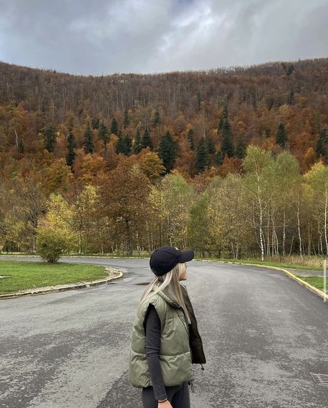 Fall Hike Photoshoot, Campervan Outfit, Banff Fashion, Hiking Aesthetic Fall, Banff Outfit Fall, Mountain Town Outfit, Mountain Outfit Fall, Mountain Weekend Outfit, Fall Mountain Outfit