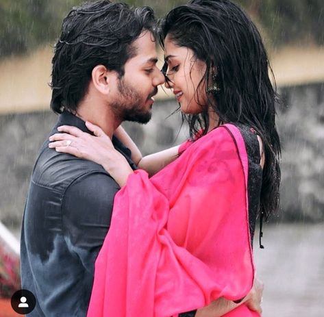 Phulpakhru Couple Romantic, Hruta Durgule, Romantic Love Couple, Nyc Pics, Romantic Couple Poses, Romantic Couple Images, Romantic Couples Photography, Crush Pics, Couple Picture Poses