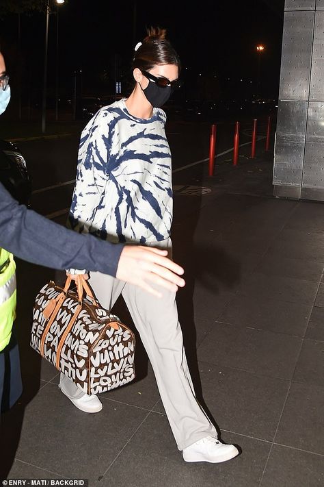 Kendall Jenner Airport, Milan Airport, Kendall Jenner And Hailey Bieber, Stile Kendall Jenner, Airport Fits, Kendall Style, Model Street Style, Kendall Jenner Outfits, Jenner Outfits