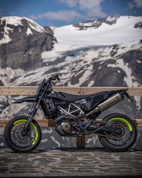 Husqvarna 701 Supermoto black Motard Bikes, Husqvarna 701 Supermoto, Custom Dirt Bike, Ktm Dirt Bikes, Ktm Supermoto, Freestyle Motocross, Cool Dirt Bikes, Motorcross Bike, Futuristic Motorcycle