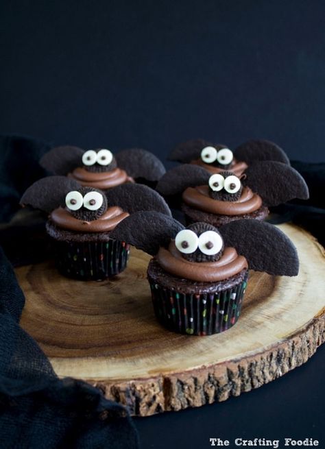 Halloween Cupcake Decorating Ideas: Halloween Bat Cupcakes Halloween Cupcakes Decoration, Nutella Muffin, Bat Cupcakes, Chocolate Wafer Cookies, Dulces Halloween, Buy Cookies, Kids Treat, Rich Chocolate Cake, Halloween Bat