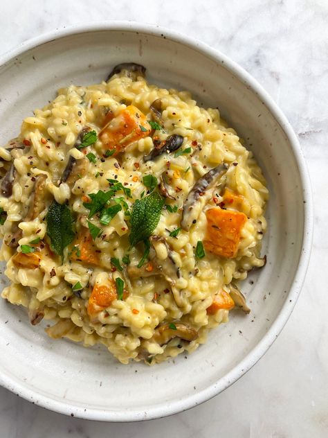 Butternut Squash and Mushroom Risotto - The Slimmer Kitchen Butternut Risotto, Butternut Squash Spinach, Spinach Risotto, Risotto Dishes, Kitchen Witch Recipes, Seasoned Rice Recipes, Squash Risotto, Butternut Squash Risotto, Mushroom Risotto