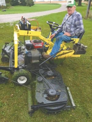 Electric Riding Lawn Mower, Riding Lawn Mower Attachments, Shop Hacks, Farming Tractors, Garden Tractor Attachments, Yard Tractors, Commercial Mowers, Agriculture Equipment, Homemade Tractor