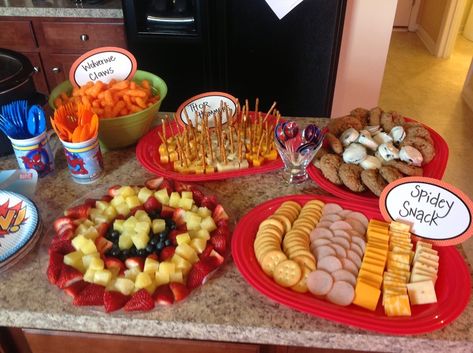 super hero party food | Party food | Super hero 4th birthday Super Hero Party Snacks, Party Food Ideas Birthday, Spiderman Snacks, Avengers Birthday Party Food, Spiderman Birthday Party Food, Superhero Birthday Party Food, Superhero Party Food, Desserts Birthday, 4de Verjaardag