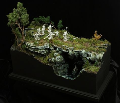 Lord of the Rings - Diorama Base Lotr Diorama, Lord Of The Rings Terrain, Lord Of The Rings Diorama, Hobbit Miniatures, Middle Earth Miniatures, Lord Of The Rings Diorama Miniatures, Forest Bases Miniature, Dnd Crafts, Miniature Bases