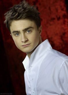 Daniel Radcliffe looks so different without his glasses! Daniel Jacob Radcliffe, Lightning Scar, Dan Radcliffe, Harry Potter Daniel Radcliffe, Daniel Radcliffe Harry Potter, Robbie Amell, Twilight Edward, Danny Boy, Harry Potter Images